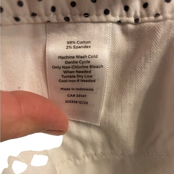 Talbots Perfect Crop floral and white, size 12, button detail on ankle. - Picture 14 of 14